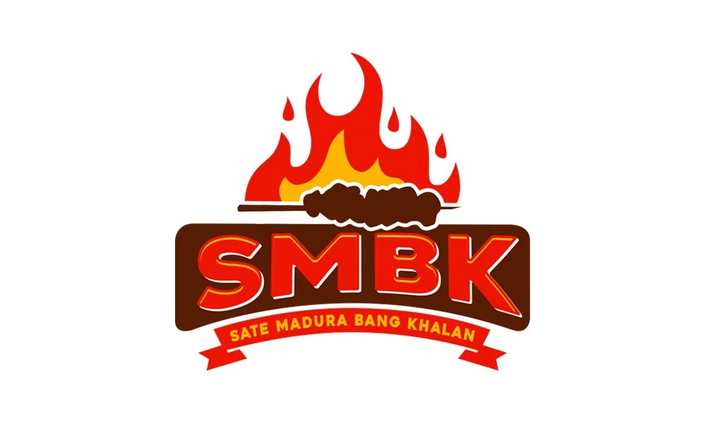 Desain logo profesional untuk Sate Madura Bang Khalan di Palembang dengan ilustrasi sate dan api yang membara