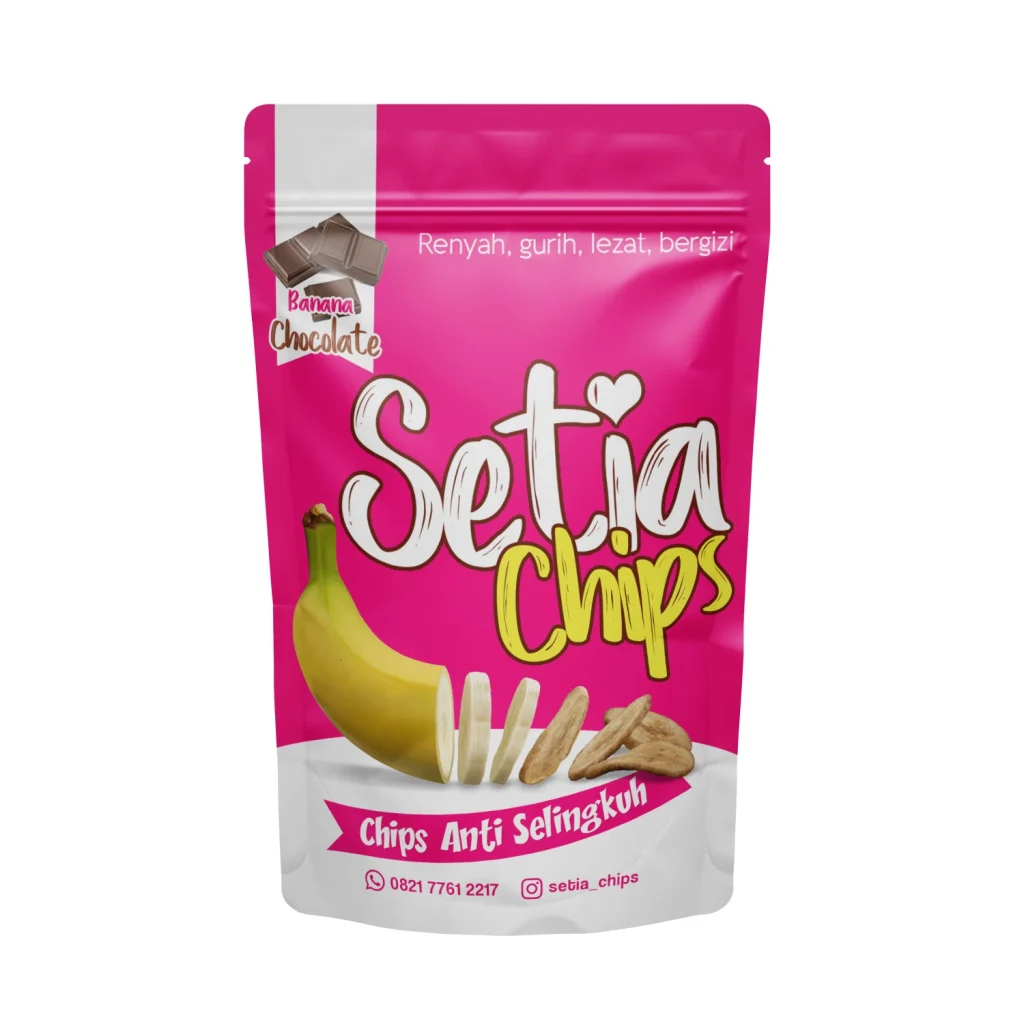 Desain kemasan pouch Setia Chips varian cokelat, menampilkan warna pink yang berani dengan tagline kreatif dan identitas visual yang unik untuk camilan modern.
