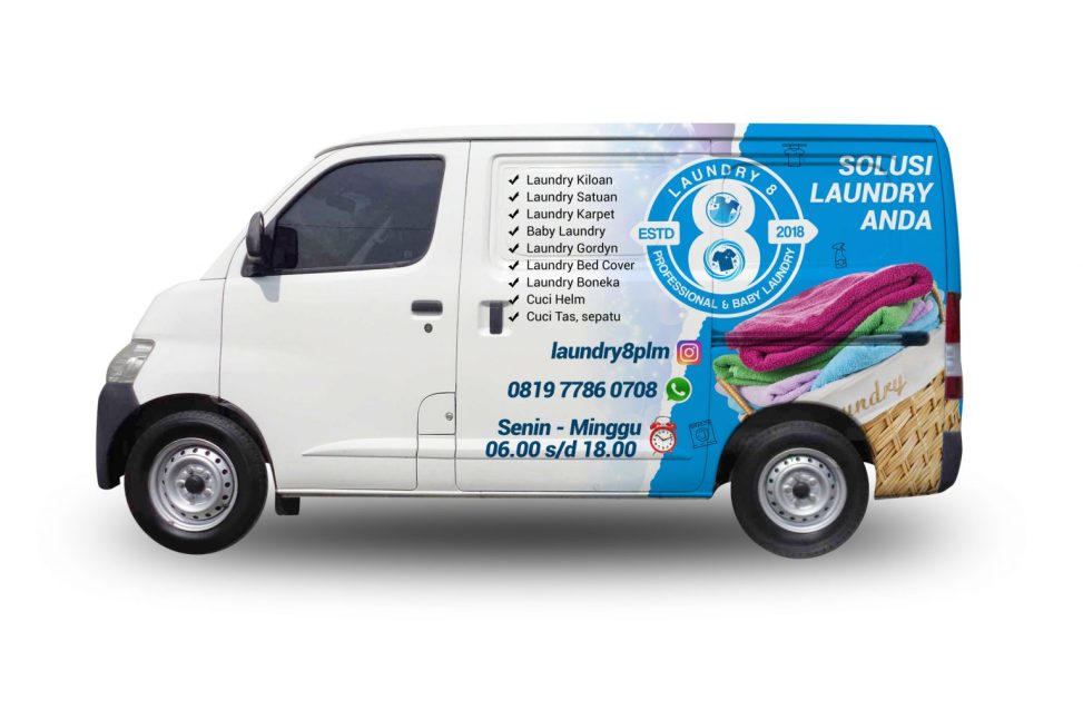 Desain sticker mobil Gran Max Laundry 8 Palembang dengan daftar layanan cuci kiloan dan informasi kontak.