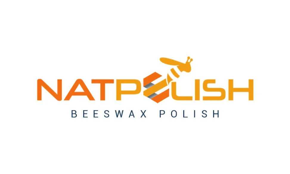 Desain logo profesional untuk produk NATPOLISH Beeswax Polish dengan simbol lebah dan sarang lebah