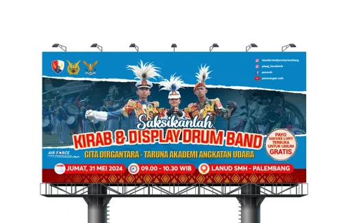 Desain baliho acara Kirab dan Display Drum Band Gita Dirgantara oleh Taruna Akademi Angkatan Udara, menampilkan aksi personil drum band dengan informasi lokasi dan waktu acara.