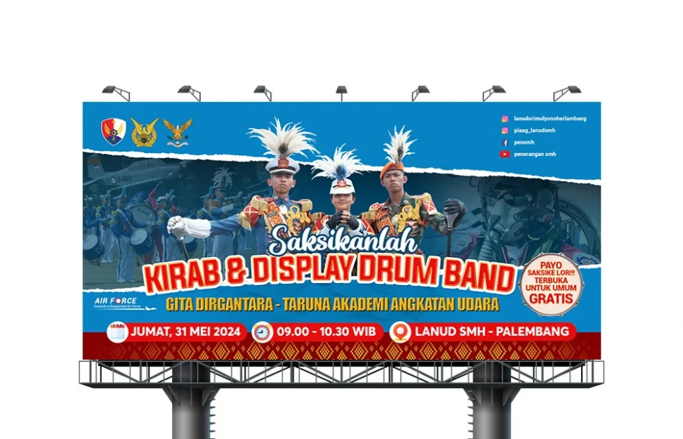 Desain baliho acara Kirab dan Display Drum Band Gita Dirgantara oleh Taruna Akademi Angkatan Udara, menampilkan aksi personil drum band dengan informasi lokasi dan waktu acara.