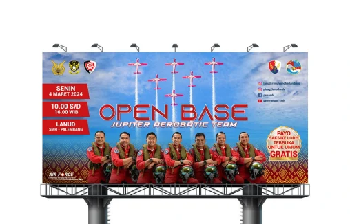 Desain baliho Open Base Jupiter Aerobatic Team di Palembang, menampilkan visual aksi pesawat aerobatik dan foto tim pilot dengan informasi lokasi serta jadwal acara.