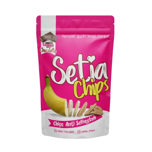 Desain kemasan pouch Setia Chips varian cokelat, menampilkan warna pink yang berani dengan tagline kreatif dan identitas visual yang unik untuk camilan modern.