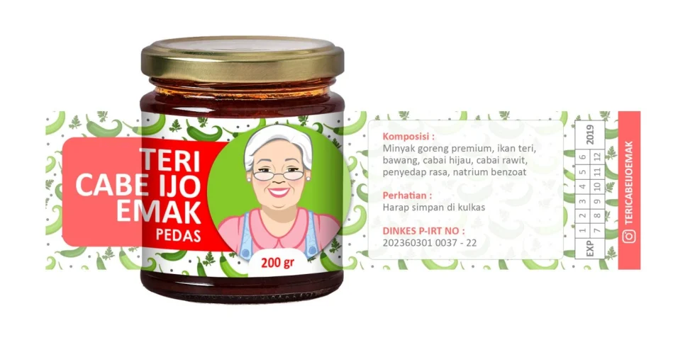 Desain stiker kemasan toples kaca Sambal Teri Cabe Ijo Emak Pedas, menampilkan ilustrasi karakter Emak yang ramah dan sistem informasi produk yang lengkap.
