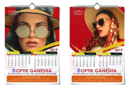 Desain kalender dinding Optik Ganesha Jambi menampilkan model kacamata Laura Ashley, kalender 2019, serta informasi layanan kesehatan mata lengkap.