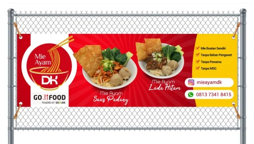 Desain spanduk mie ayam DK Palembang dengan tata letak visual promosi luar ruang yang cerah dan profesional.