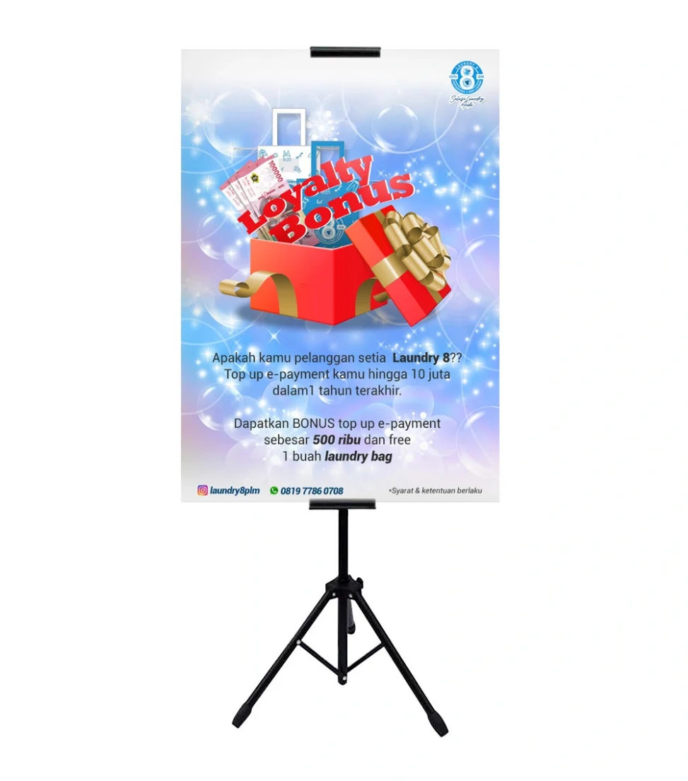 Desain standing banner Loyalty Bonus Laundry 8 Palembang menampilkan promosi top up e-payment berhadiah bonus saldo dan laundry bag dengan tata letak visual biru ceria.