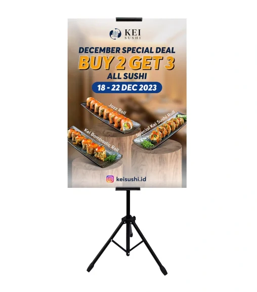Desain standing banner promosi Desember Kei Sushi Bekasi Buy 2 Get 3 menampilkan sajian sushi di atas podium kayu dengan tata letak visual yang profesional.