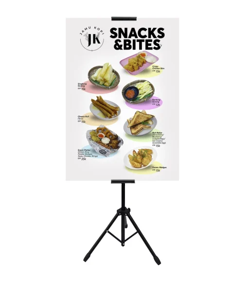 Desain standing banner Snacks and Bites Jamu Kopi Palembang menampilkan daftar menu makanan ringan seperti singkong goreng, roti bakar, dan snack platter dengan harga terjangkau.