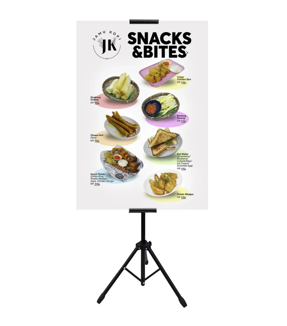 Desain standing banner Snacks and Bites Jamu Kopi Palembang menampilkan daftar menu makanan ringan seperti singkong goreng, roti bakar, dan snack platter dengan harga terjangkau.